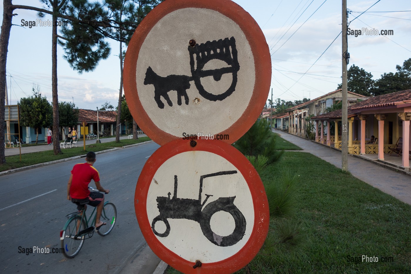 PANNEAUX DE SIGNALISATION POUR LES CHARRETTES ET TRACTEURS A L'ENTREE DE LA VILLE, VALLEE DE VINALES, CLASSEE AU PATRIMOINE MONDIAL DE L’HUMANITE PAR L’UNESCO, CUBA, CARAIBES 