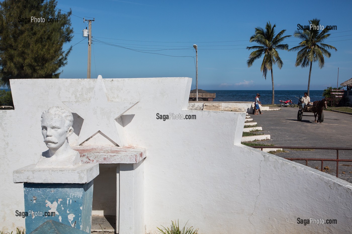 STATUE DE JOSE MARTI (1853-1895), HOMME POLITIQUE, PHILOSOPHE ET POETE CUBAIN, PUERTO ESPERANZA, PETIT PORT DE PECHEURS, PROVINCE DE PINAR DEL RIO, CUBA, CARAIBES 