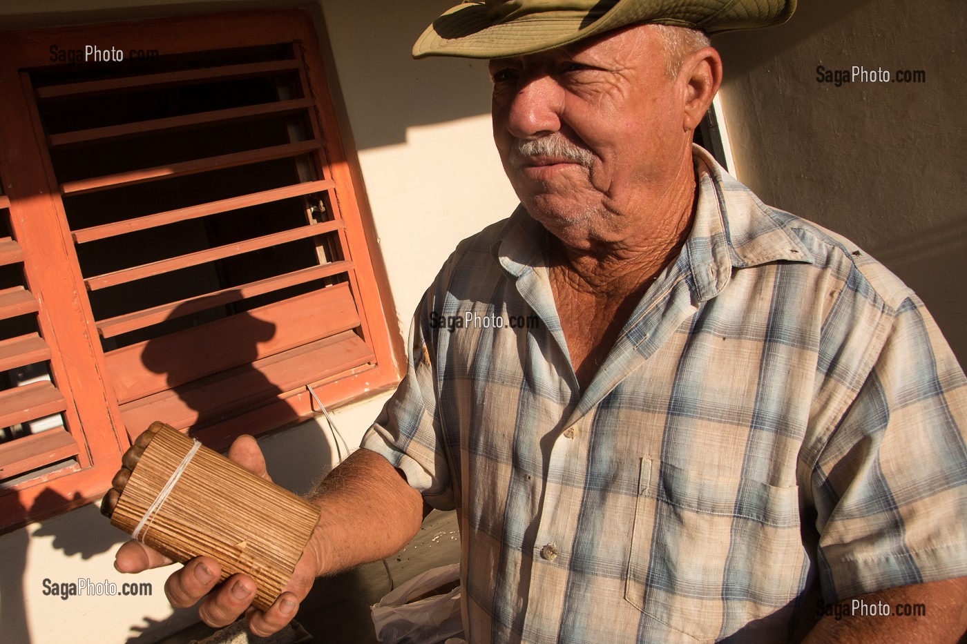PRODUCTEUR DE TABAC PORTANT DES CIGARES DE SA PRODUCTION, FABRICATION DU CIGARES COHIBA CUBAIN (PURO), VALLEE DE VINALES, CLASSEE AU PATRIMOINE MONDIAL DE L’HUMANITE PAR L’UNESCO, CUBA, CARAIBES 