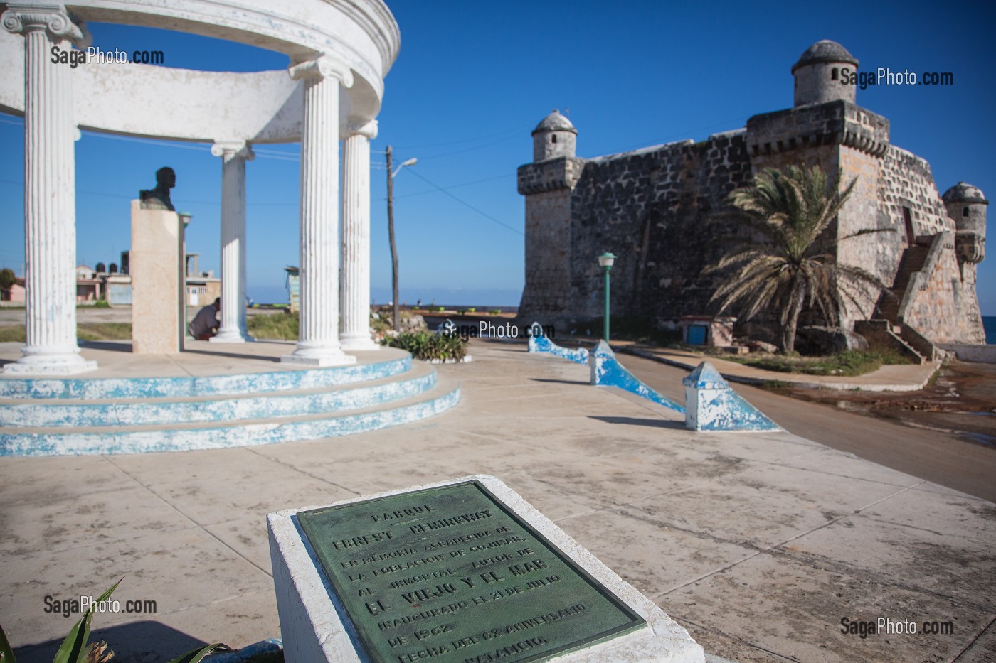 MONUMENT EN HOMMAGE A ERNEST HEMINGWAY (1899-1961), ECRIVAIN ET JOURNALISTE AMERICAIN, PRES DU FORT, COJIMAR, PETIT VILLAGE DE PECHEURS, SOURCE D'INSPIRATION DE SON LIVRE 'LE VIEL HOMME ET LA MER', CUBA, CARAIBES 