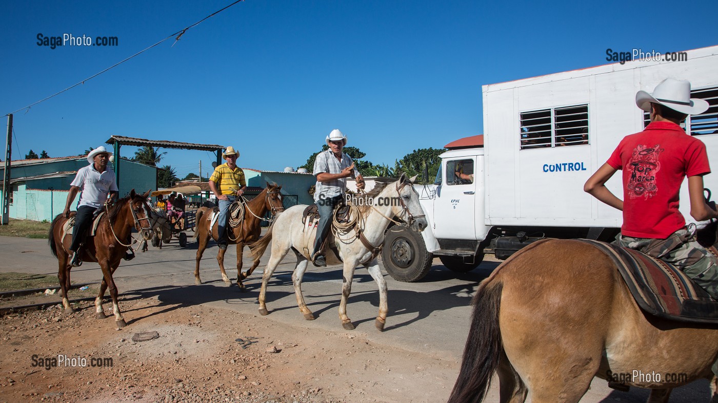 CAVALIERS AVEC LEURS CHEVAUX SUR LA ROUTE, TRINIDAD, VILLE CLASSEE AU PATRIMOINE MONDIAL DE L'HUMANITE PAR L'UNESCO, CUBA, CARAIBES 