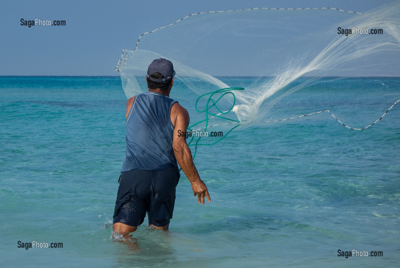 PECHEUR LANCANT SON FILET DE PECHE SUR LA PLAGE DE VARADERO, CUBA, CARAIBES 