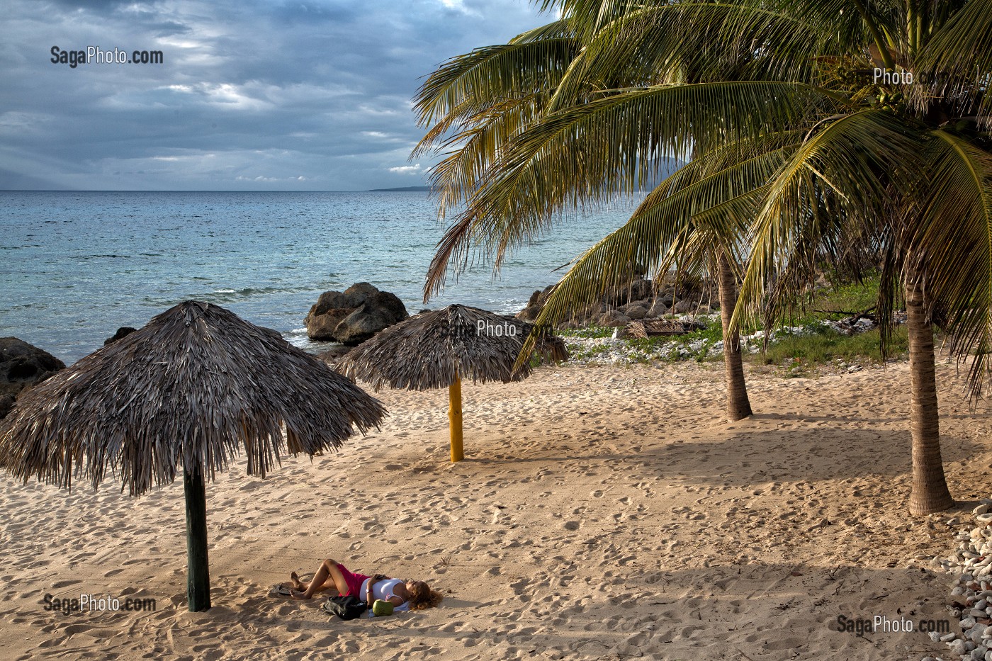 PLAGE DE SABLE FIN AVEC PALMIERS SITUEE ENTRE LE VILLAGE DE LA BOCA ET LA PLAGE ACON AU SUD DE LA VILLE DE TRINIDAD, CUBA, CARAIBES 