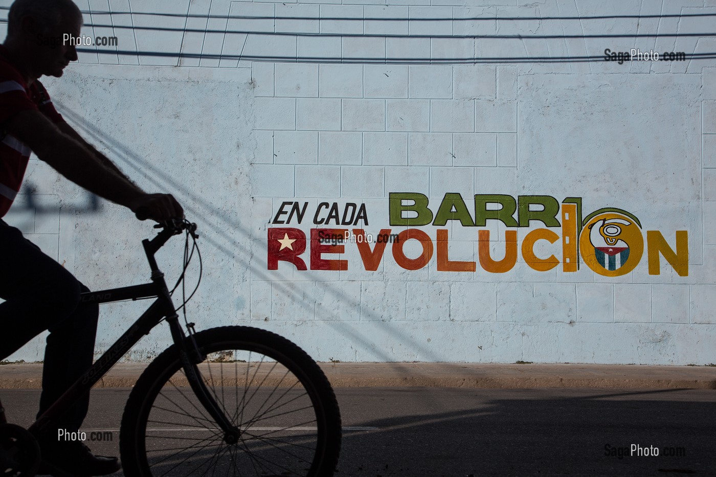 PEINTURE POLITIQUE DE LA REVOLUTION CUBAINE (EN CADA BARRI REVOLUCION), CIENFUEGOS, ANCIENNE VILLE PORTUAIRE PEUPLEE PAR LES FRANCAIS AU 19EME SIECLE ET CLASSEE AU PATRIMOINE MONDIAL DE L'HUMANITE PAR L'UNESCO, CUBA, CARAIBES 