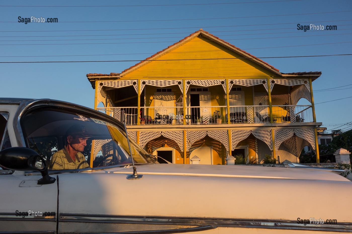 VIEILLE VOITURE AMERICAINE DEVANT UNE MAISON EN BOIS DE LA PUNTA GORDA, CIENFUEGOS, ANCIENNE VILLE PORTUAIRE PEUPLEE PAR LES FRANCAIS AU 19EME SIECLE ET CLASSEE AU PATRIMOINE MONDIAL DE L'HUMANITE PAR L'UNESCO, CUBA, CARAIBES 