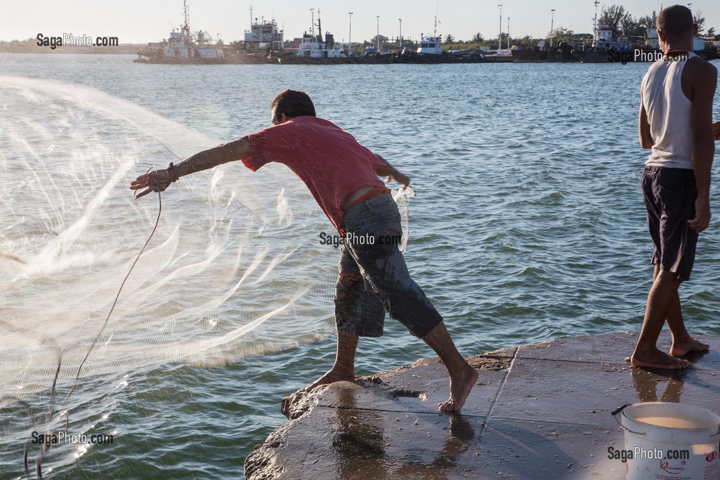 PECHEURS AU FILET DANS LE PORT DE CIENFUEGOS, ANCIENNE VILLE PORTUAIRE PEUPLEE PAR LES FRANCAIS AU 19EME SIECLE ET CLASSEE AU PATRIMOINE MONDIAL DE L'HUMANITE PAR L'UNESCO, CUBA, CARAIBES 