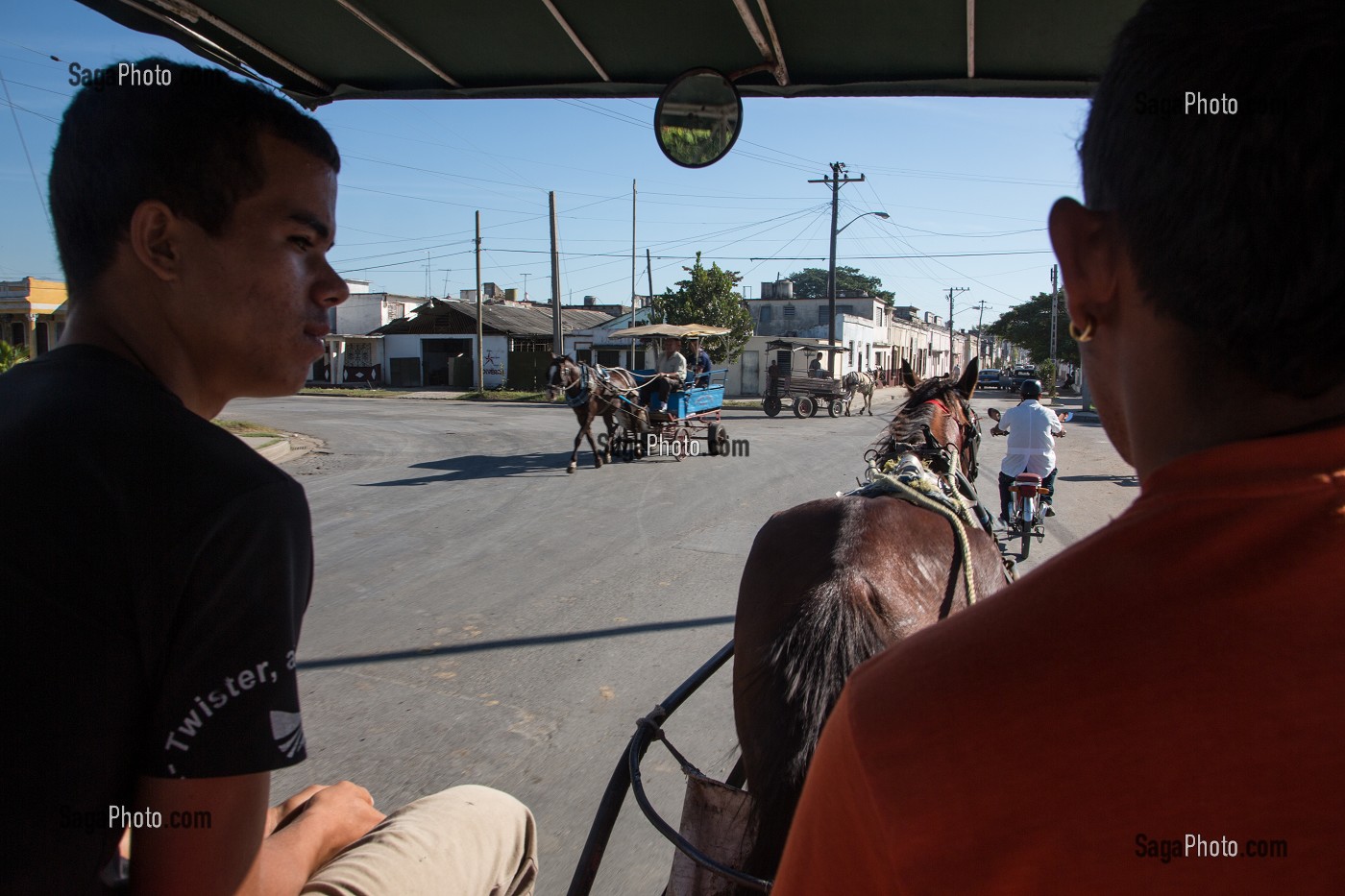 CONDUCTEURS DE TAXI A BORD DE LEUR CHARRETTE TIREE PAR UN CHEVAL, CIENFUEGOS, ANCIENNE VILLE PORTUAIRE PEUPLEE PAR LES FRANCAIS AU 19EME SIECLE ET CLASSEE AU PATRIMOINE MONDIAL DE L'HUMANITE PAR L'UNESCO, CUBA, CARAIBES 