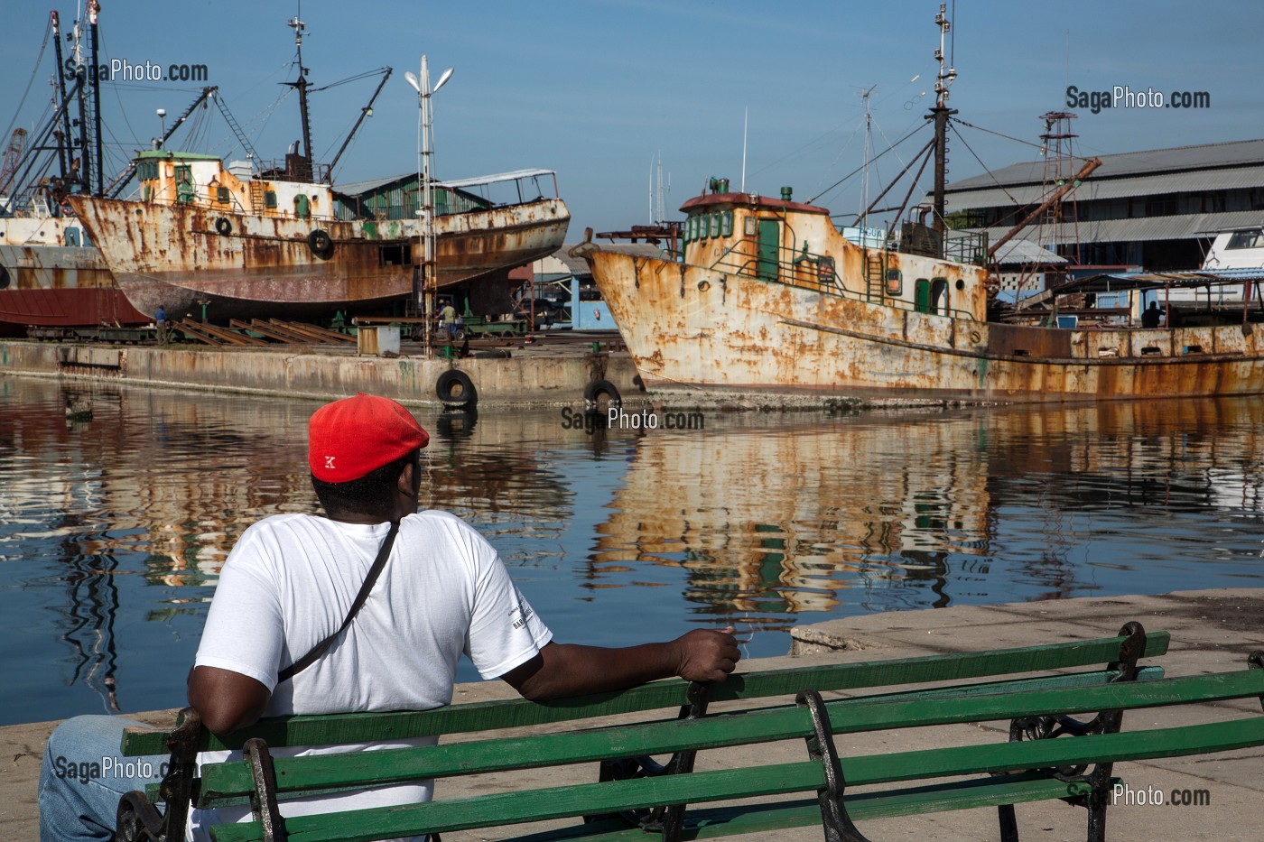 VIEUX BATEAUX EN REPARATION, CHANTIER NAVAL DANS LA BAIE DE CIENFUEGOS, ANCIENNE VILLE PORTUAIRE PEUPLEE PAR LES FRANCAIS AU 19EME SIECLE ET CLASSEE AU PATRIMOINE MONDIAL DE L'HUMANITE PAR L'UNESCO, CUBA, CARAIBES 