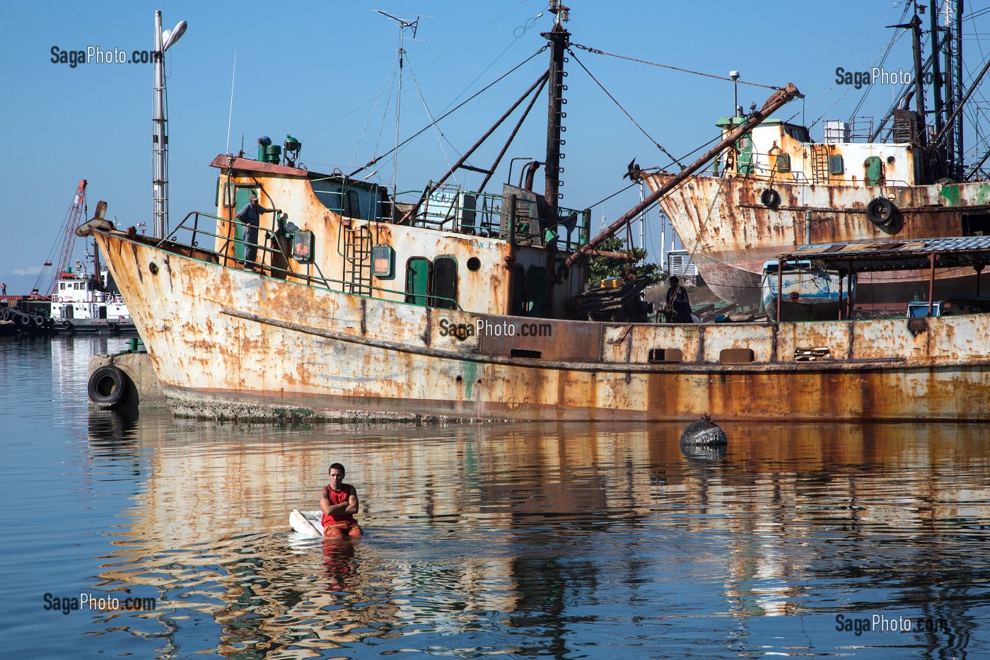 VIEUX BATEAUX EN REPARATION, CHANTIER NAVAL DANS LA BAIE DE CIENFUEGOS, ANCIENNE VILLE PORTUAIRE PEUPLEE PAR LES FRANCAIS AU 19EME SIECLE ET CLASSEE AU PATRIMOINE MONDIAL DE L'HUMANITE PAR L'UNESCO, CUBA, CARAIBES 