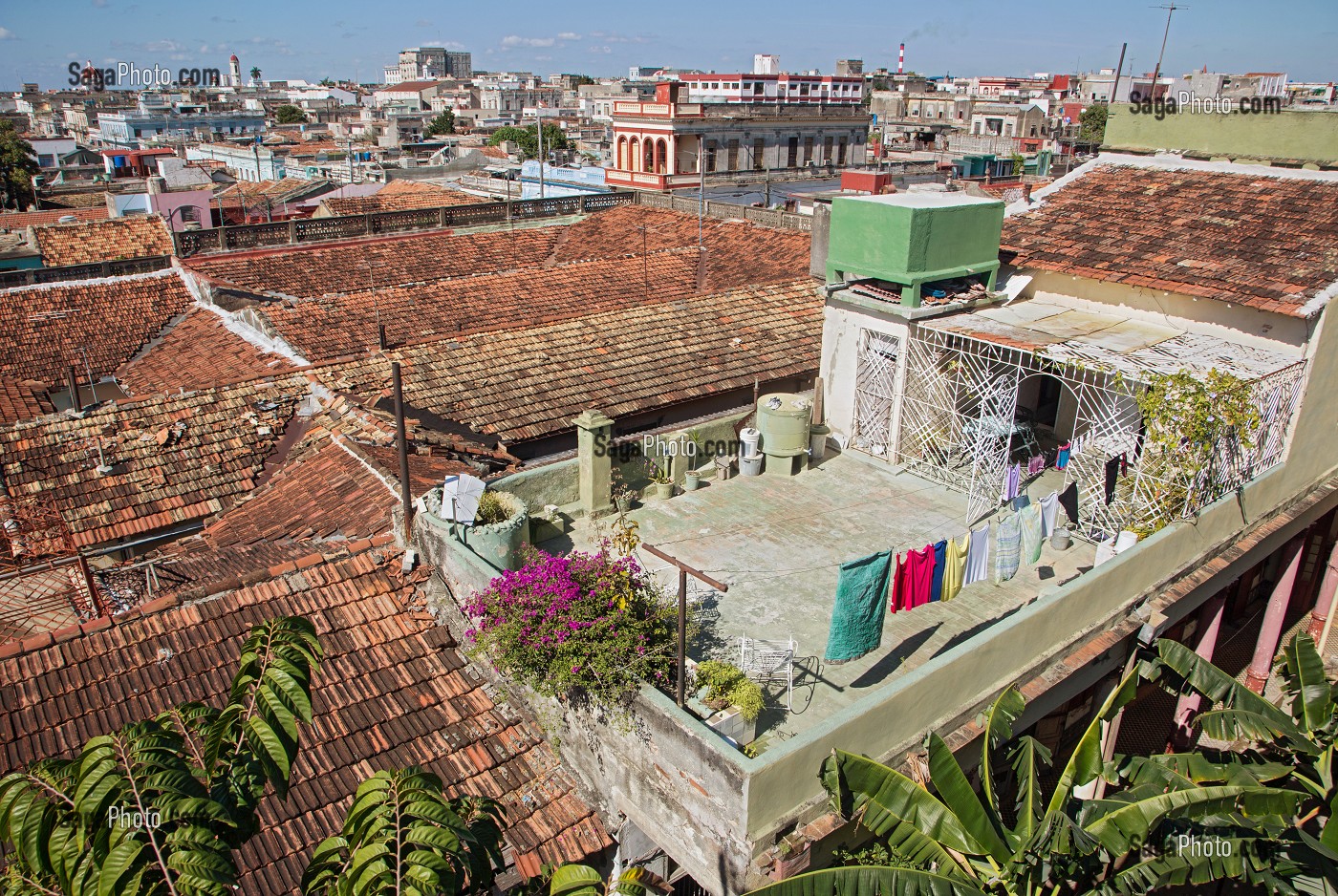 VUE SUR LES TOITS EN TUILES ROUGES ET LES TERRASSES DES MAISONS, CIENFUEGOS, ANCIENNE VILLE PORTUAIRE PEUPLEE PAR LES FRANCAIS AU 19EME SIECLE ET CLASSEE AU PATRIMOINE MONDIAL DE L'HUMANITE PAR L'UNESCO, CUBA, CARAIBES 