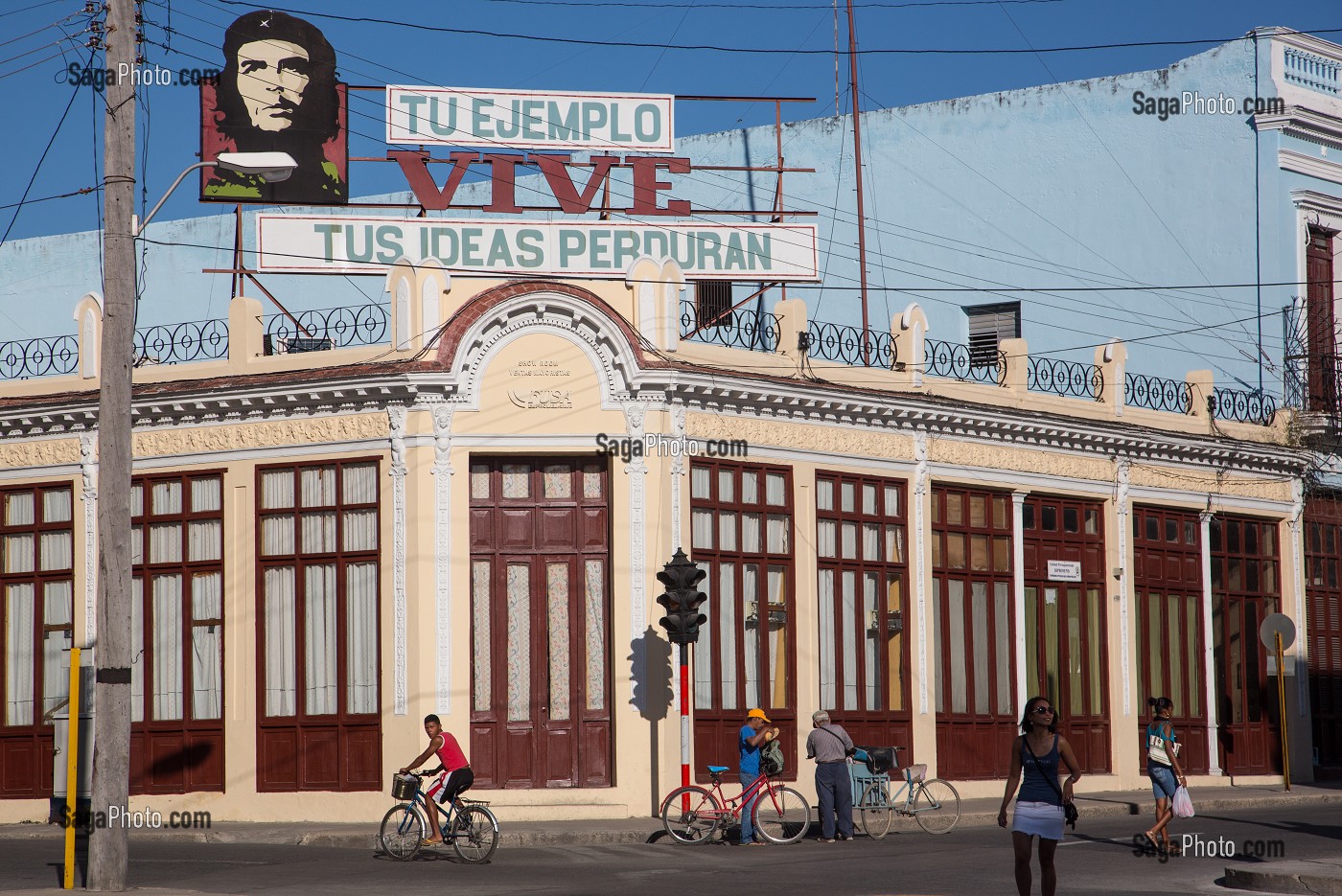 PORTRAIT DU CHE, ERNESTO GUEVARA, AVEC UN SLOGAN POLITIQUE, PLACE DU PARQUE JOSE MARTI, CIENFUEGOS, ANCIENNE VILLE PORTUAIRE PEUPLEE PAR LES FRANCAIS AU 19EME SIECLE ET CLASSEE AU PATRIMOINE MONDIAL DE L'HUMANITE PAR L'UNESCO, CUBA, CARAIBES 