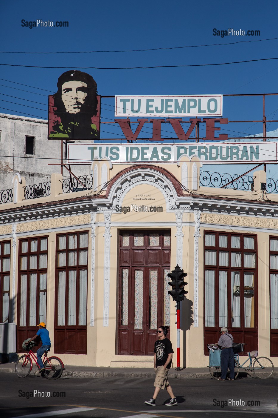 PORTRAIT DU CHE, ERNESTO GUEVARA, AVEC UN SLOGAN POLITIQUE, PLACE DU PARQUE JOSE MARTI, CIENFUEGOS, ANCIENNE VILLE PORTUAIRE PEUPLEE PAR LES FRANCAIS AU 19EME SIECLE ET CLASSEE AU PATRIMOINE MONDIAL DE L'HUMANITE PAR L'UNESCO, CUBA, CARAIBES 