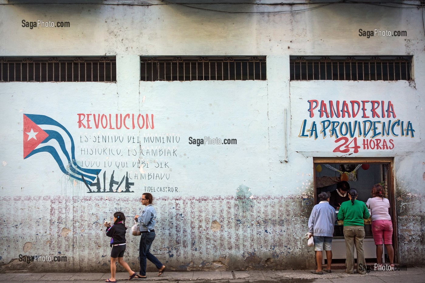 GRAFFITI POLITIQUE SUR LA REVOLUTION CUBAINE (REVOLUCION) PEINT SUR LE MUR D'UNE PANADERIA, BOULANGERIE D'ETAT POUR CARNETS DE RATIONNEMENT, SCENE DE RUE ET VIE QUOTIDIENNE A LA HAVANE, CUBA, CARAIBES 