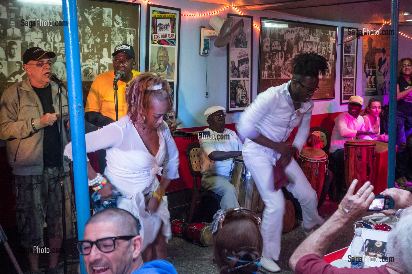 MUSICIENS ET DANSEURS DANS UN BAR MUSICAL, CALLE SAN MIGUEL, HABANA CENTRO, LA HAVANE, CUBA, CARAIBES 