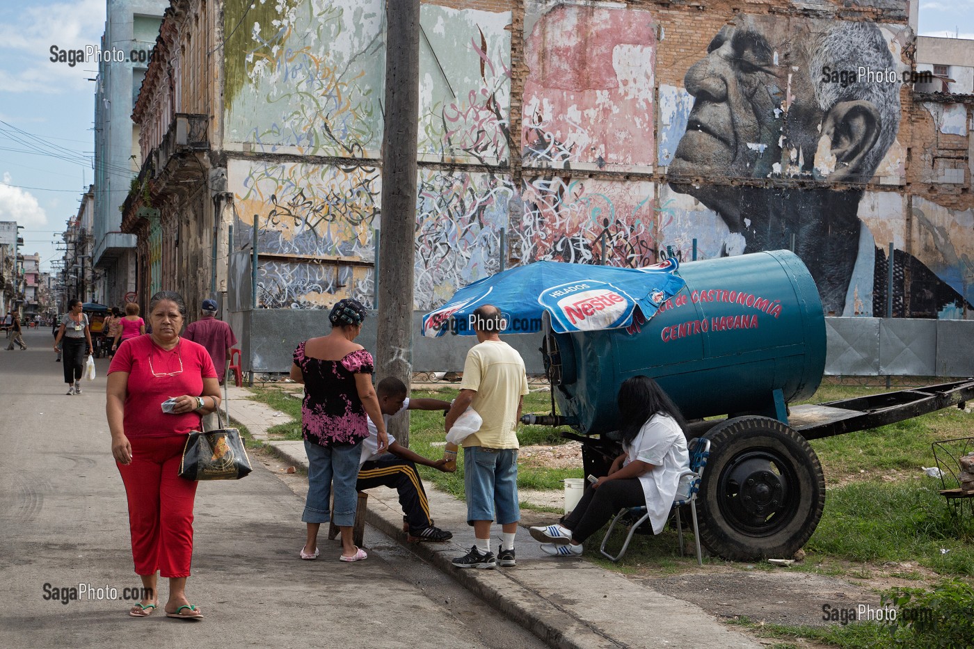 DISTRIBUTION D'EAU POTABLE DANS LA RUE, DEVANT LES MURS PEINTS DE LA VILLE, LA HAVANE, CUBA, CARAIBES 