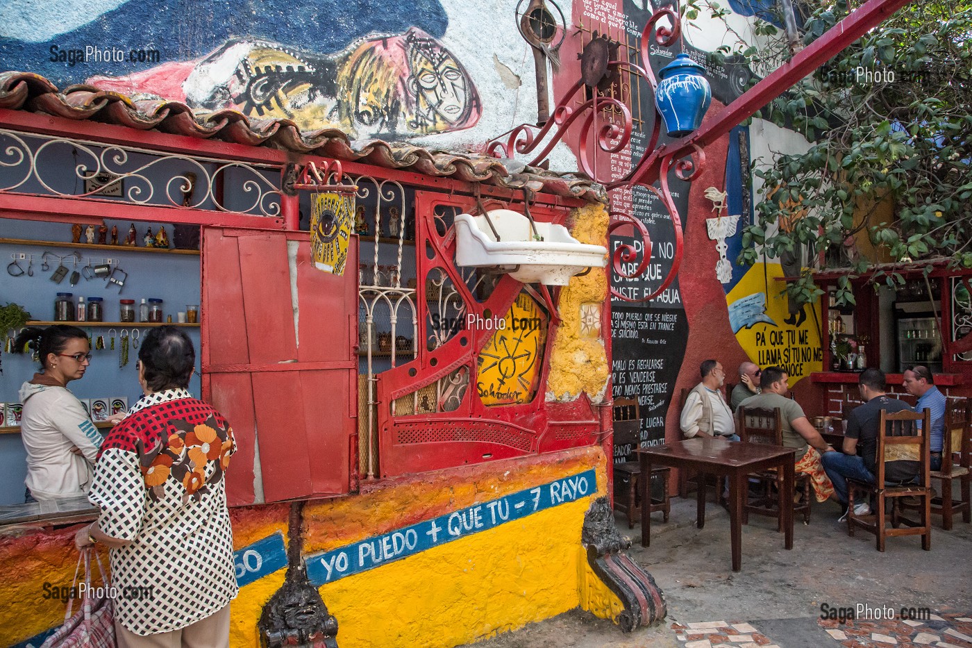 PEINTURES DE LA SANTERIA (SYNCHRETISME CUBAIN, CULTURE AFRO CUBAINE), OEUVRES PICTURALES DE SALVADOR GONZALEZ ESCALONA PEINTES SUR LES MURS DE LA VILLE, CALLEJON DE HAMEL, LA HAVANE, CUBA, CARAIBES 