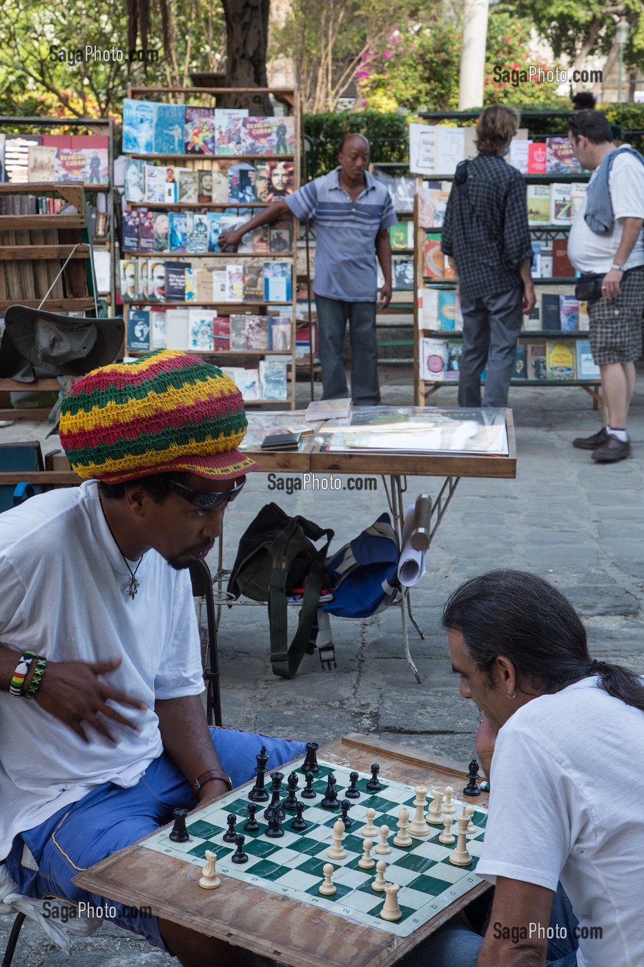 JOUEURS D'ECHECS SUR LE MARCHE AUX LIVRES, DANS LE CENTRE DE LA VILLE, PLAZA DE ARMAS, LA HAVANE, CUBA, CARAIBES 