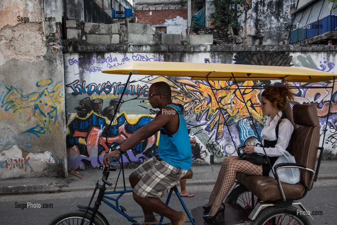 VELO TAXI (BICITAXI) DANS UNE RUE COUVERTE DE GRAFITIS, LA HAVANE, CUBA, CARAIBES 
