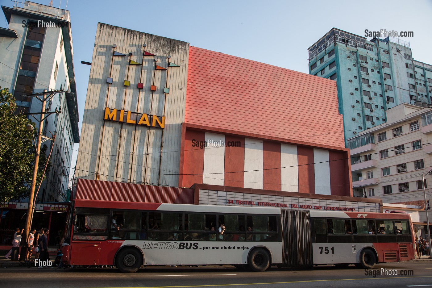 BUS CUBAIN DEVANT LE CINEMA MILAN, FESTIVAL INTERNATIONAL DE CINEMA LATINO AMERICAIN, LA HAVANE, CUBA, CARAIBES 