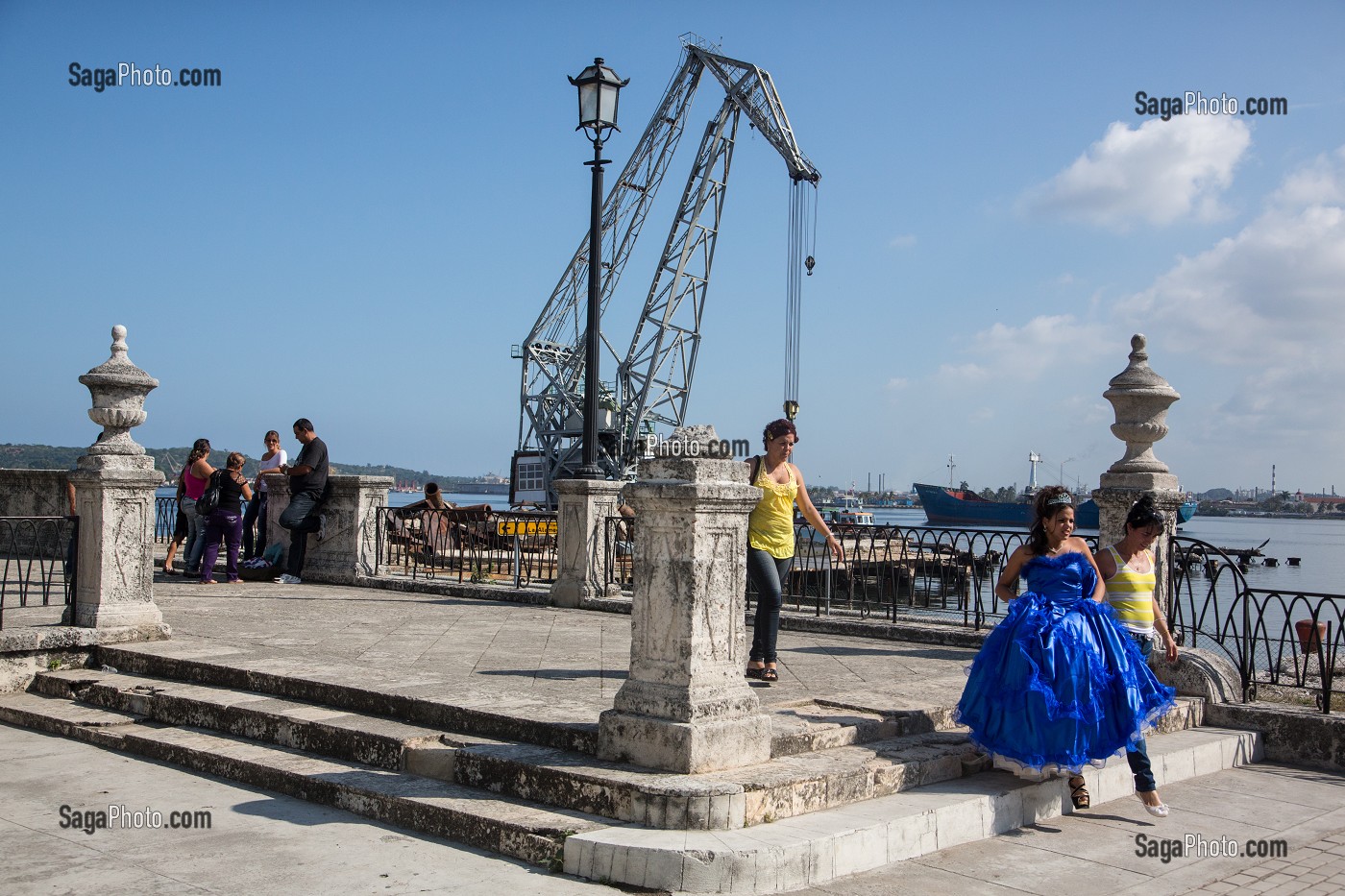 SEANCE PHOTO EN ROBE LONGUE DEVANT LE PORT DE COMMERCE, LA HAVANE, CUBA, CARAIBES 