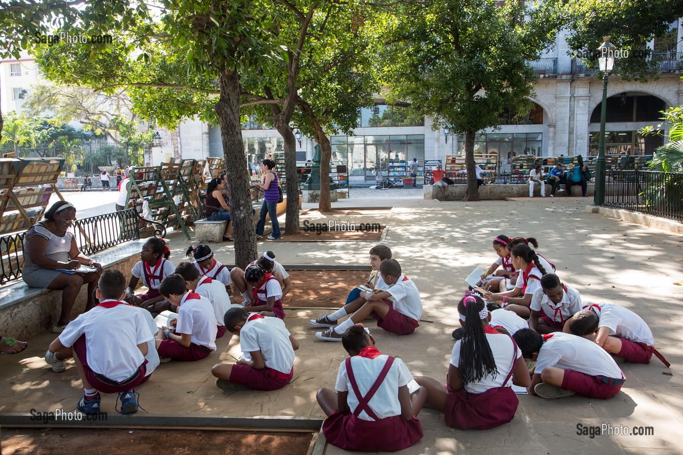 ECOLE EN PLEIN AIR, DERRIERE LE MARCHE AUX LIVRES, PLAZA DE ARMAS, LA HAVANE, CUBA, CARAIBES 