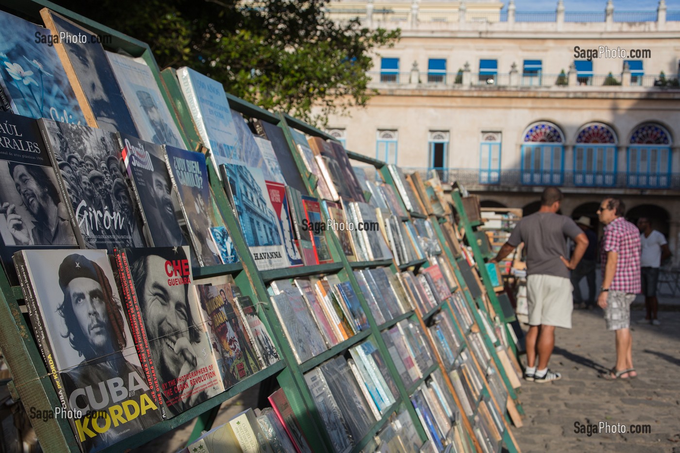 MARCHE AUX LIVRES DANS LE CENTRE DE LA VILLE, PLAZA DE ARMAS, LA HAVANE, CUBA, CARAIBES 