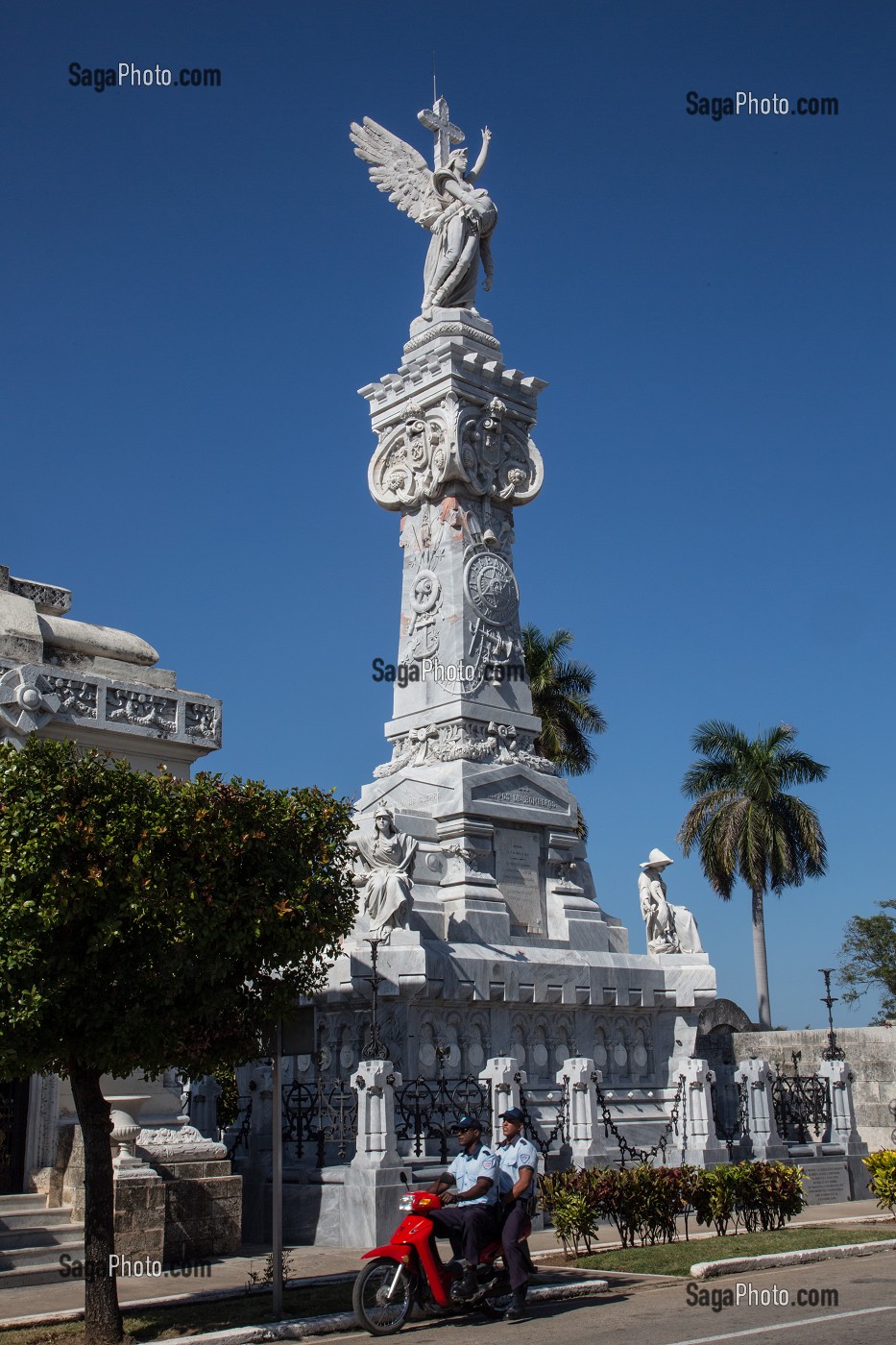 MONUMENT ERIGE EN HOMMAGE AUX SAPEURS-POMPIERS, CIMETIERE CHRISTOPHE COLOMB (CIMITERO), L'UN DES PLUS GRANDS CIMETIERES AU MONDE, QUARTIER DU VEDADO, LA HAVANE, CUBA, CARAIBES 