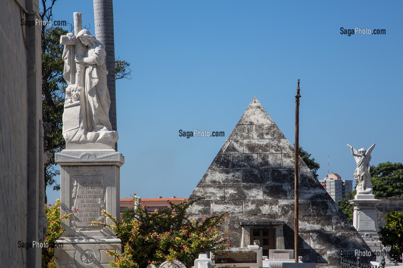 STELE FUNERAIRE ET PYRAMIDE DANS LE CIMETIERE CHRISTOPHE COLOMB (CIMITERO), L'UN DES PLUS GRANDS CIMETIERES AU MONDE, QUARTIER DU VEDADO, LA HAVANE, CUBA, CARAIBES 