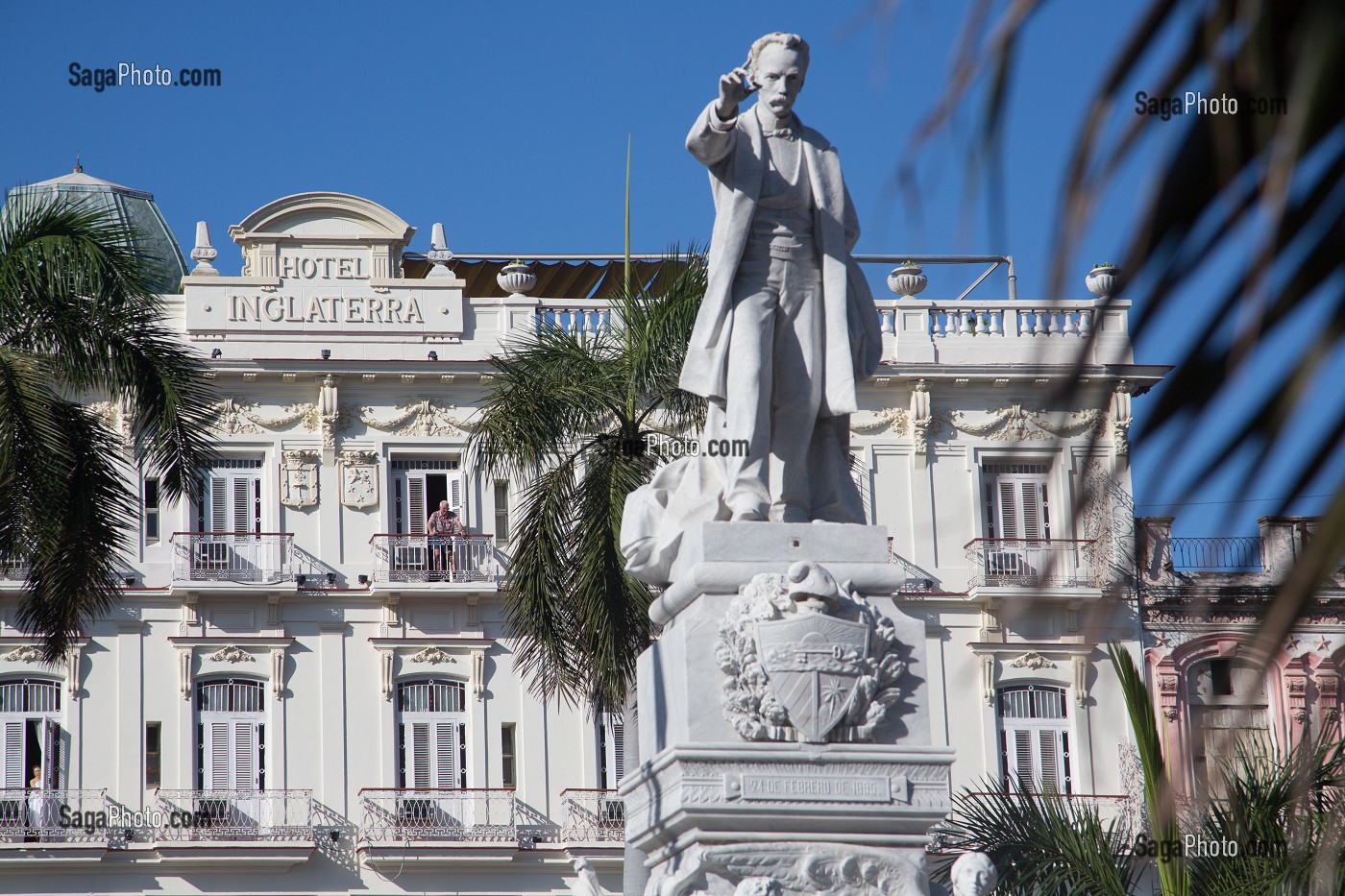 STATUE DE JOSE MARTI (1853-1895), HOMME POLITIQUE, PHILOSOPHE ET POETE CUBAIN, DEVANT L'HOTEL INGLATERRA (HOTEL D'ANGLETERRE), PARQUE CENTRAL, LA HAVANE, CUBA, CARAIBES 
