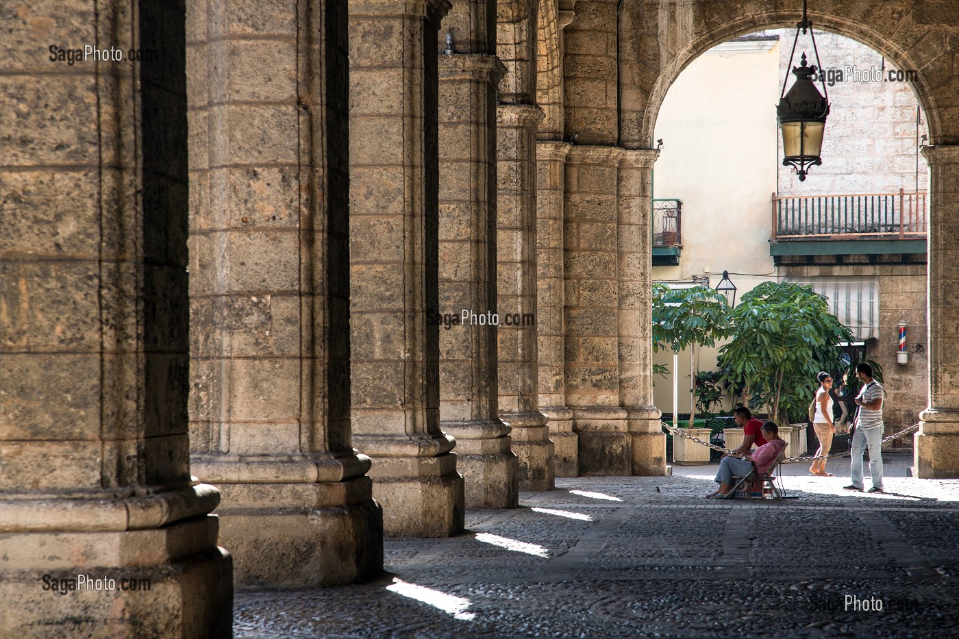 SCENE DE RUE SOUS LES ARCADES DE LA PLACE DES ARMES (PLAZA DE ARMAS), LA HAVANE, CUBA, CARAIBES 