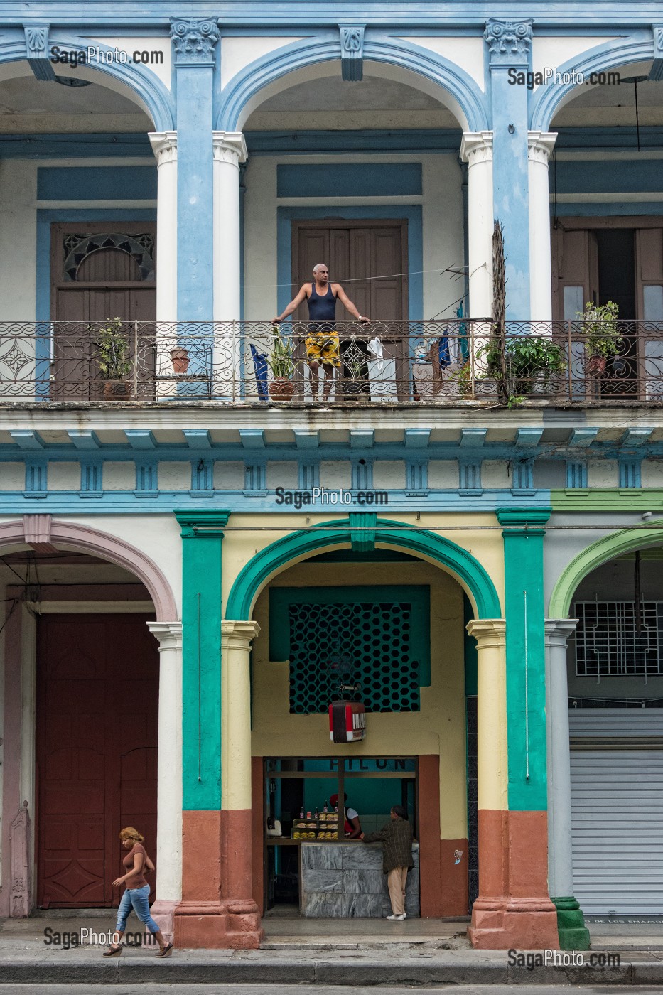 VIE QUOTIDIENNE DANS LA RUE (AVENIDA DE ITALIA), LA HAVANE, CUBA, CARAIBES 