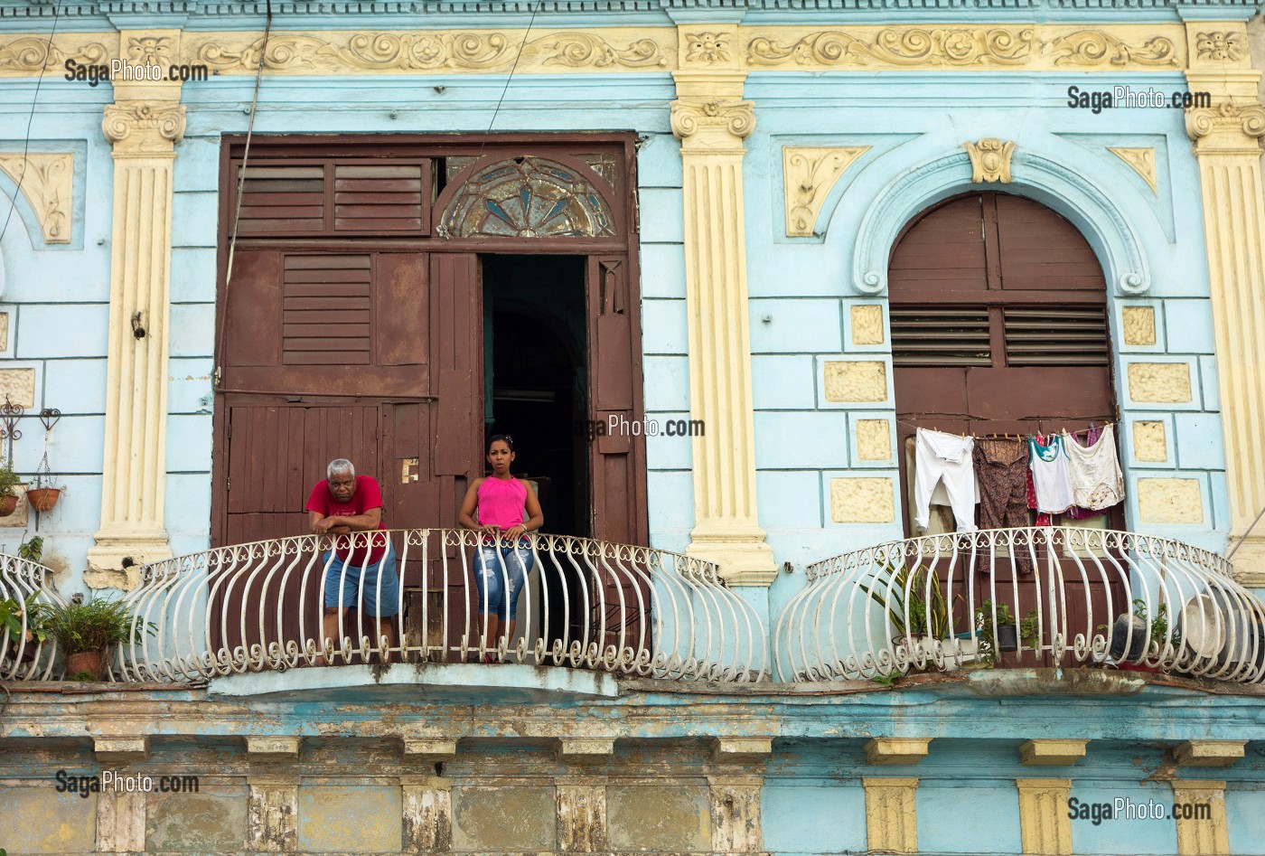 FAMILLE CUBAINE AU BALCON, VIE QUOTIDIENNE, CALLE INDUSTRIA, LA HAVANE, CUBA, CARAIBES 