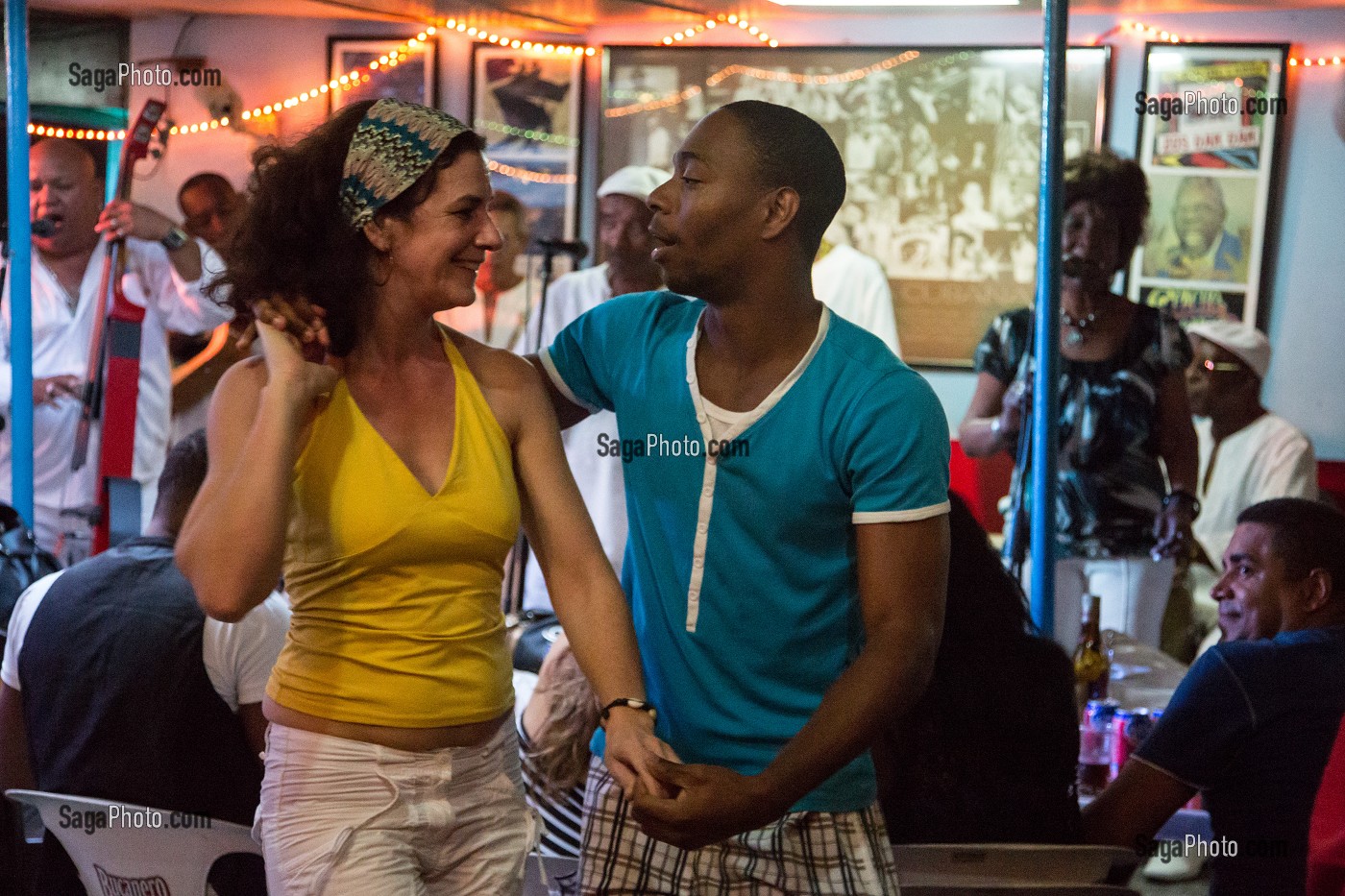 DANSEURS DANS UN BAR MUSICAL, CALLE SAN MIGUEL, HABANA CENTRO, LA HAVANE, CUBA, CARAIBES 