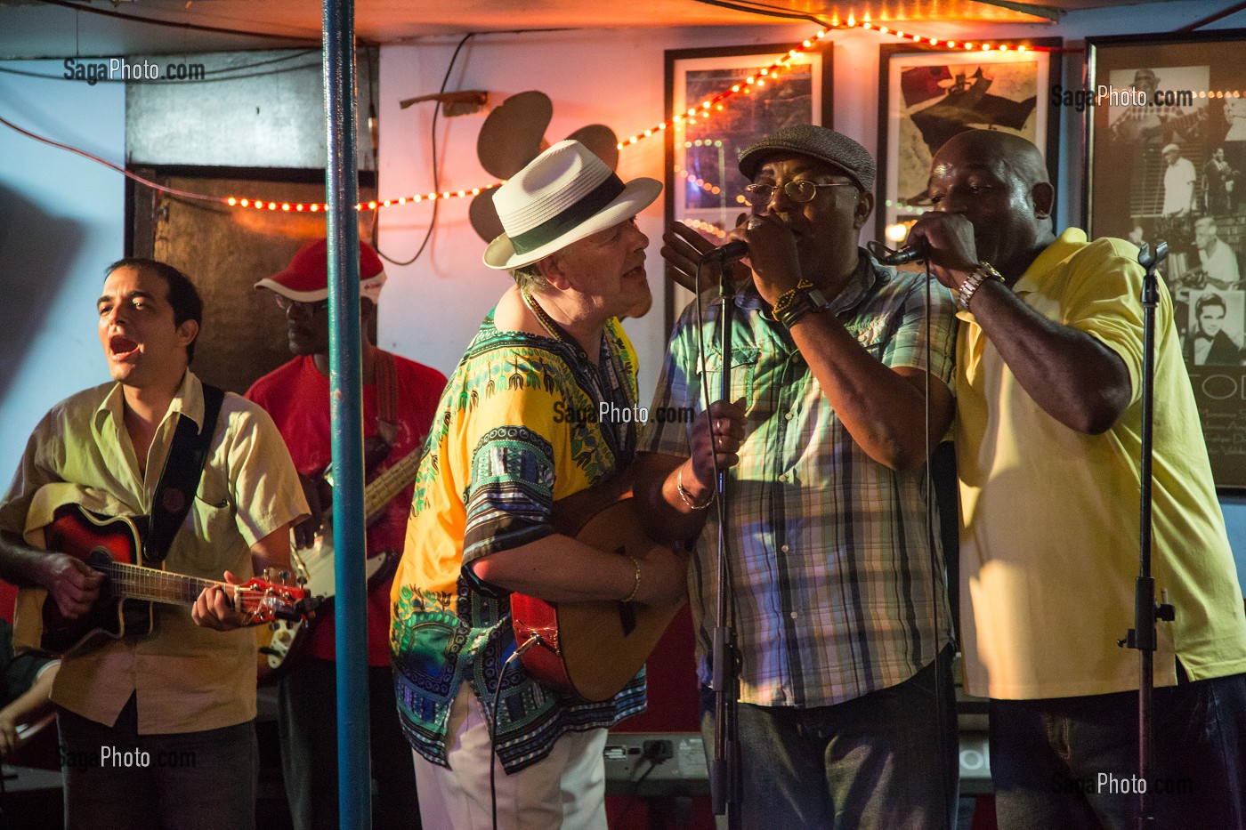 MUSICIENS DANS UN BAR MUSICAL, CALLE SAN MIGUEL, HABANA CENTRO, LA HAVANE, CUBA, CARAIBES 