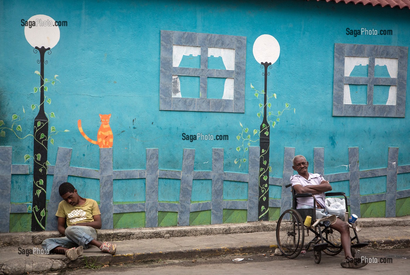 INFIRME ET ALCOOLIQUE DEVANT DES PEINTURES MURALES EN TROMPE L'OEIL, RUE CONSULADO, SCENE DE RUE ET VIE QUOTIDIENNE, LA HAVANE, CUBA, CARAIBES 