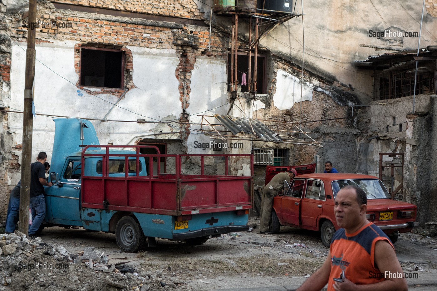 OUVRIERS MECANICIENS DANS LA RUE, LA HAVANE, CUBA, CARAIBES 