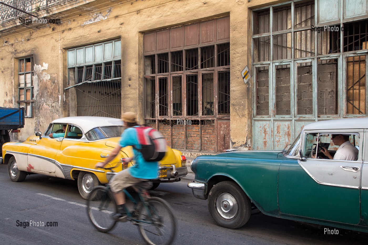 SCENE DE RUE AVEC VIEILLES VOITURES AMERICAINES, LA HAVANE, CUBA, CARAIBES 