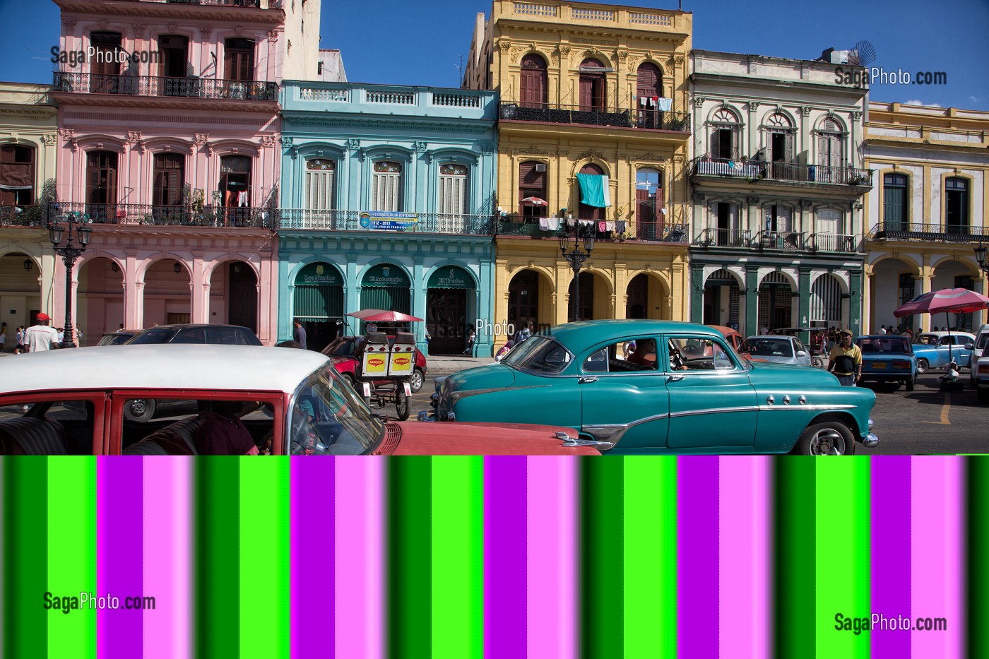 VIEILLES VOITURES AMERICAINES CIRCULANT DEVANT LES FACADES D'IMMEUBLES COLOREES, PASSEO DE MARTI, LA HAVANE, CUBA, CARAIBES 