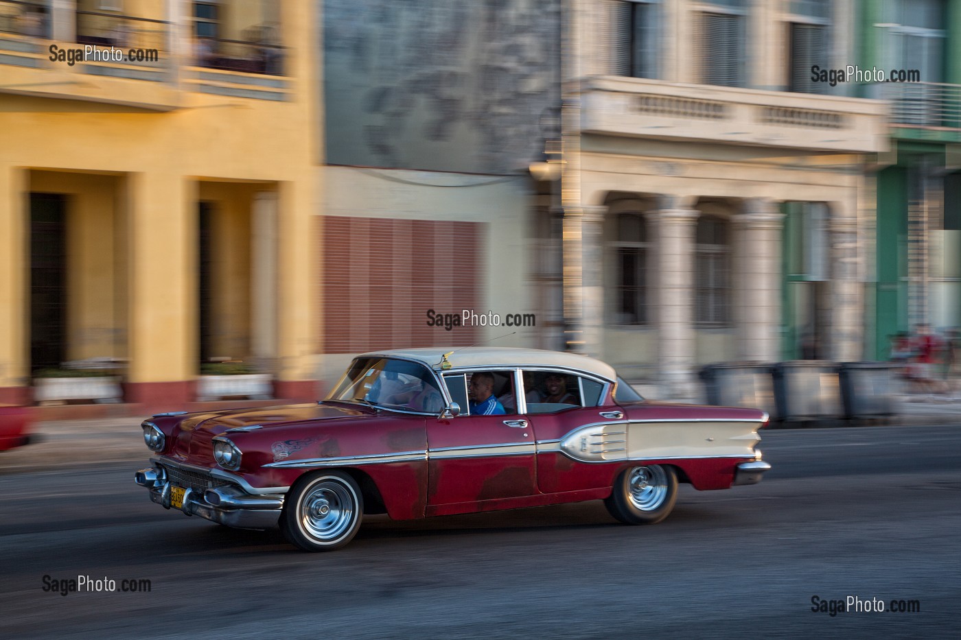 VIEILLES VOITURES AMERICAINES LONGEANT LES IMMEUBLES COLORES DU MALECON, LA HAVANE, CUBA, CARAIBES 