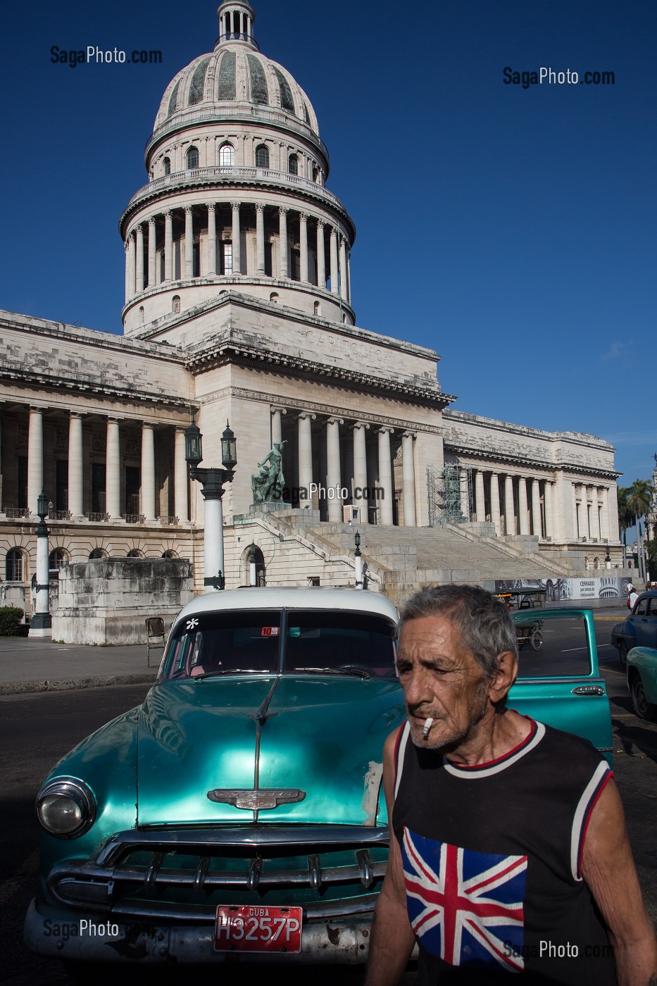 VIEILLE VOITURE AMERICAINE DEVANT LE CAPITOLE, LA HAVANE, CUBA, CARAIBES 