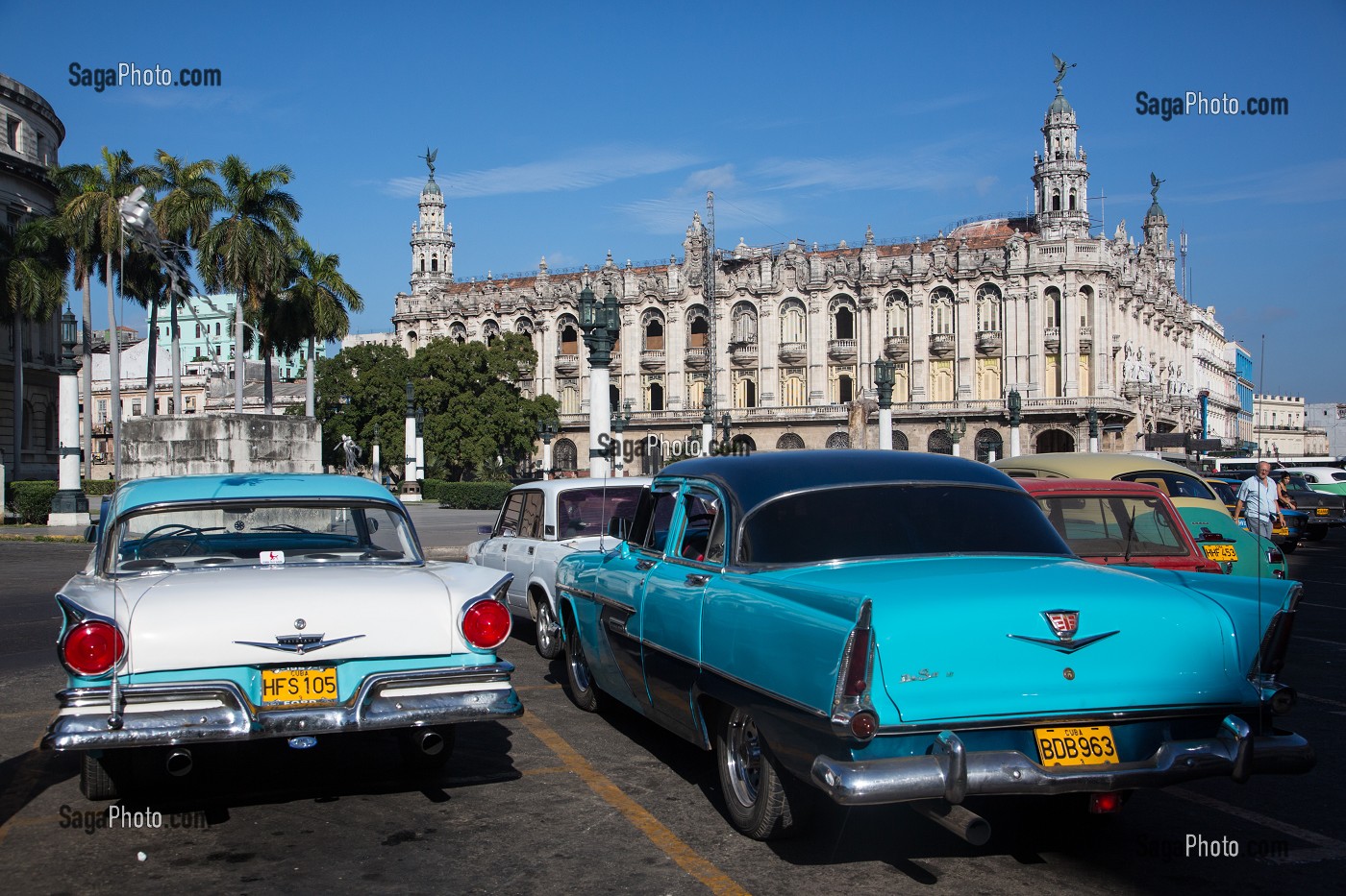 VIEILLES VOITURES AMERICAINES DEVANT LE GRAND THEATRE (GRAN TEATRO DE LA HABANA), PASEO DE MARTI, LA HAVANE, CUBA, CARAIBES 
