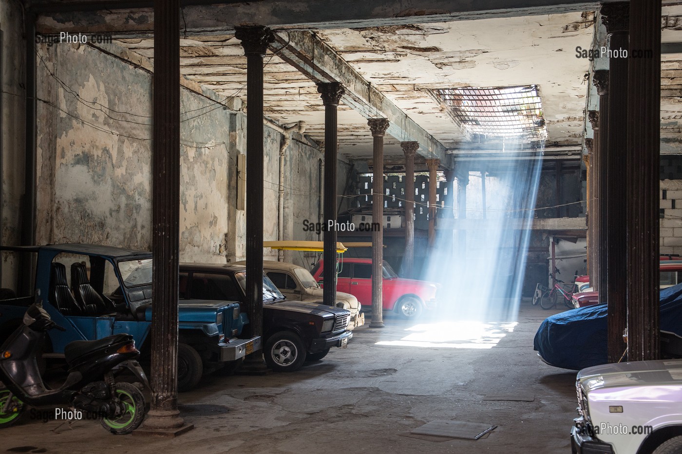 JEU DE LUMIERE DANS UN PARKING, GARAGE DANS LA VIEILLE VILLE (HABANA VIEJA), LA HAVANE, CUBA, CARAIBES 