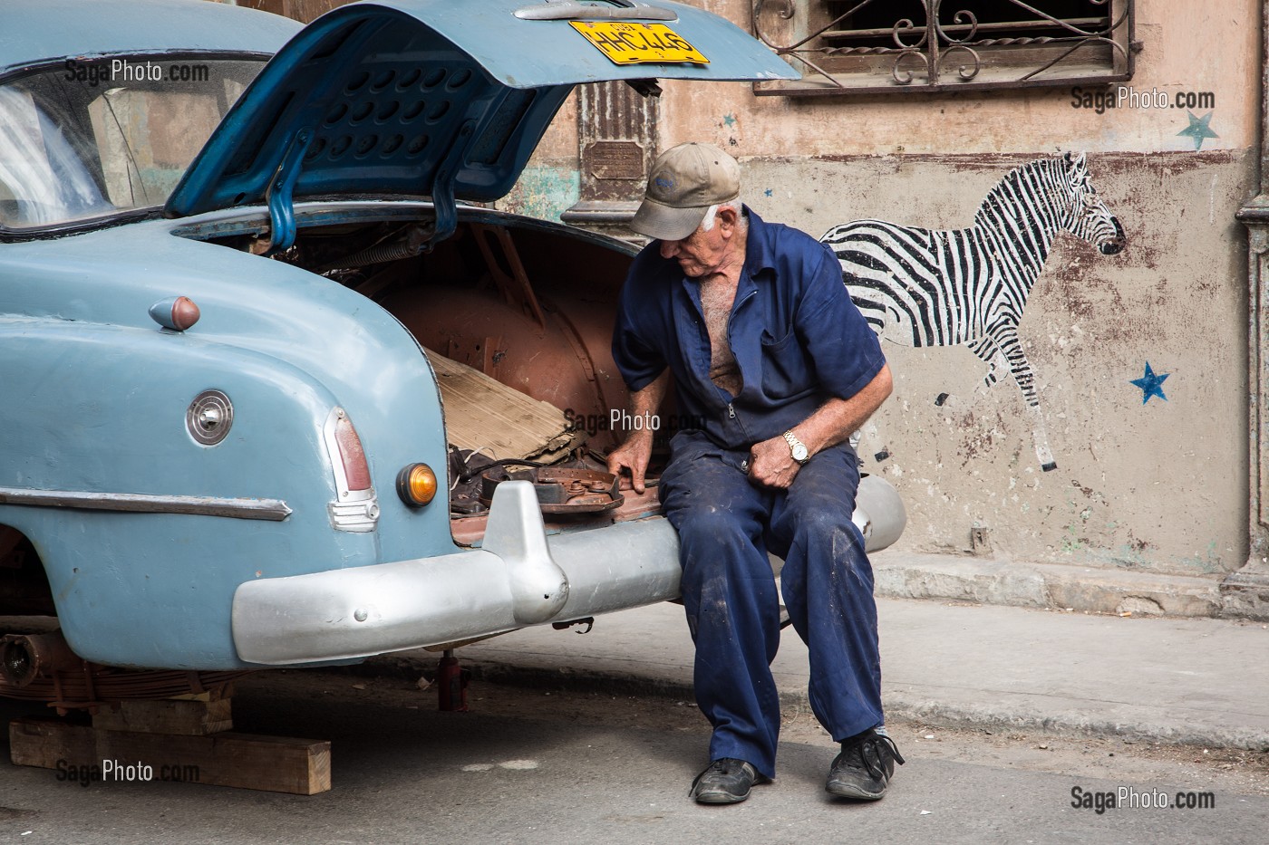 REPARATION D'UNE VIEILLE VOITURE AMERICAINE DANS LA RUE, VIE QUOTIDIENNE, LA HAVANE, CUBA, CARAIBES 