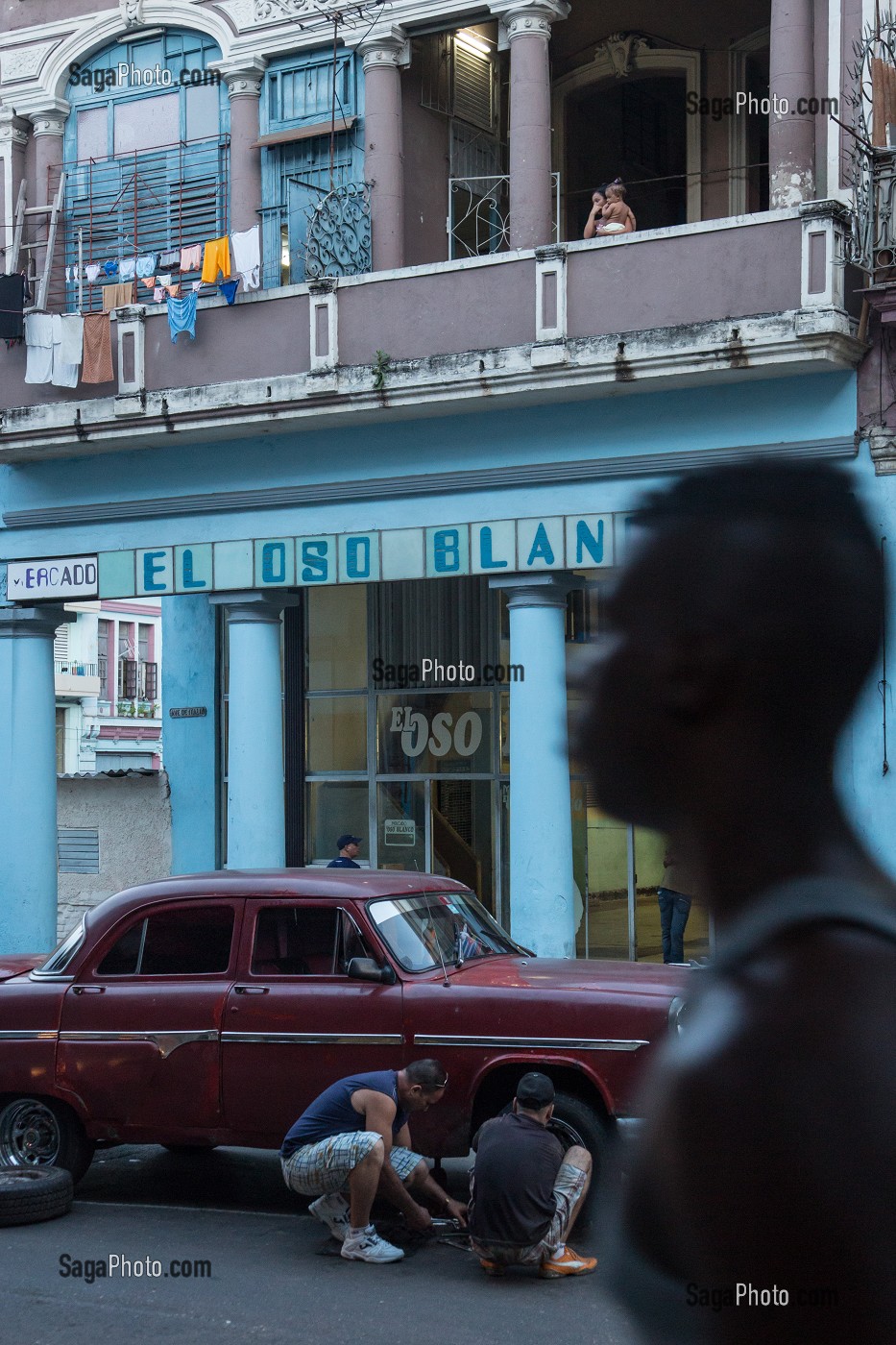 REPARATION D'UNE VIEILLE VOITURE AMERICAINE EN PLEINE RUE, AVENIDA DE ITALIA, LA HAVANE, CUBA, CARAIBES 