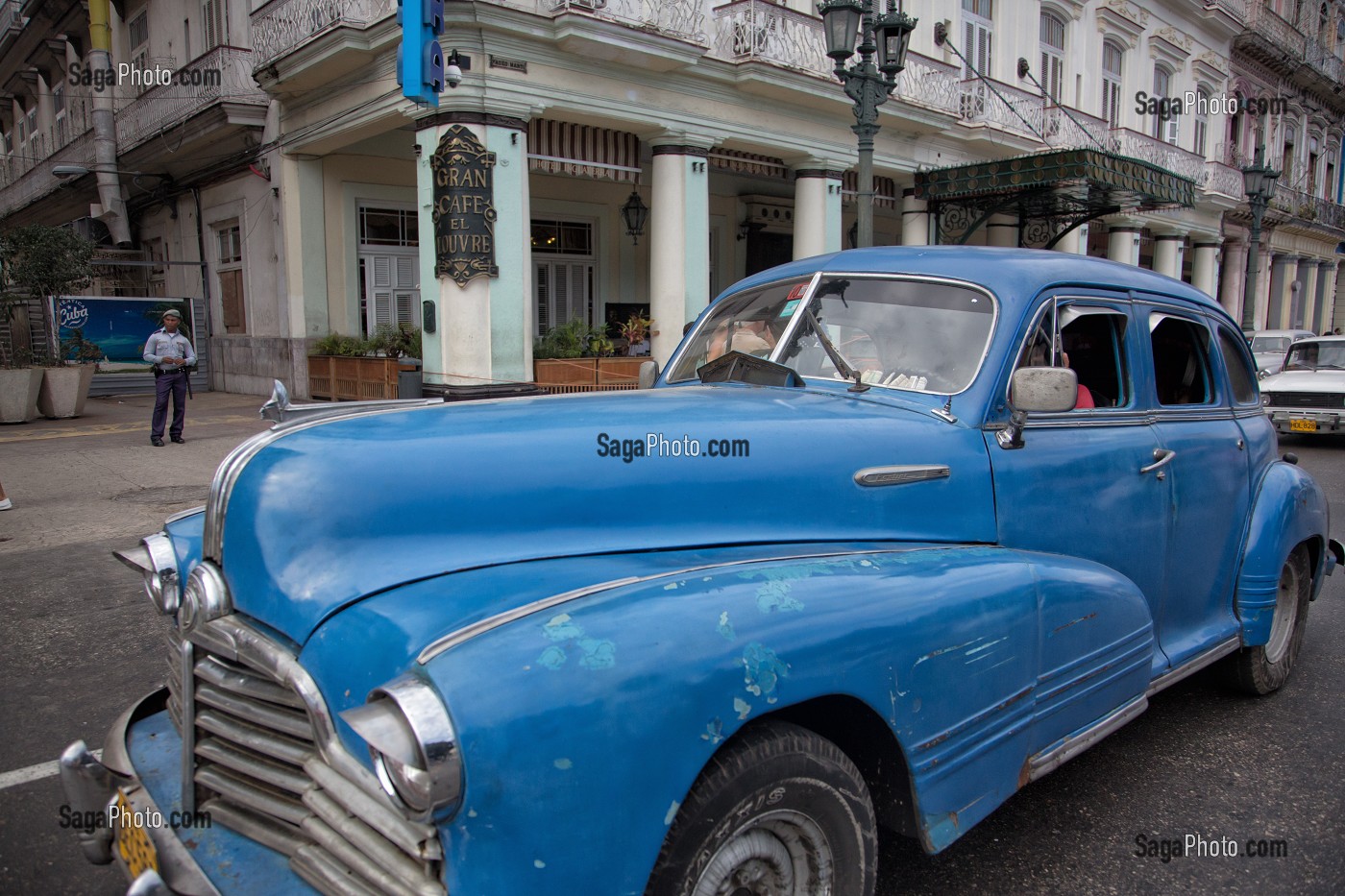 VIELLE VOITURE AMERICAINE BLEUE DEVANT LE CAFE EL LOUVRE, HABANA CENTRO, LA HAVANE, CUBA, CARAIBES 