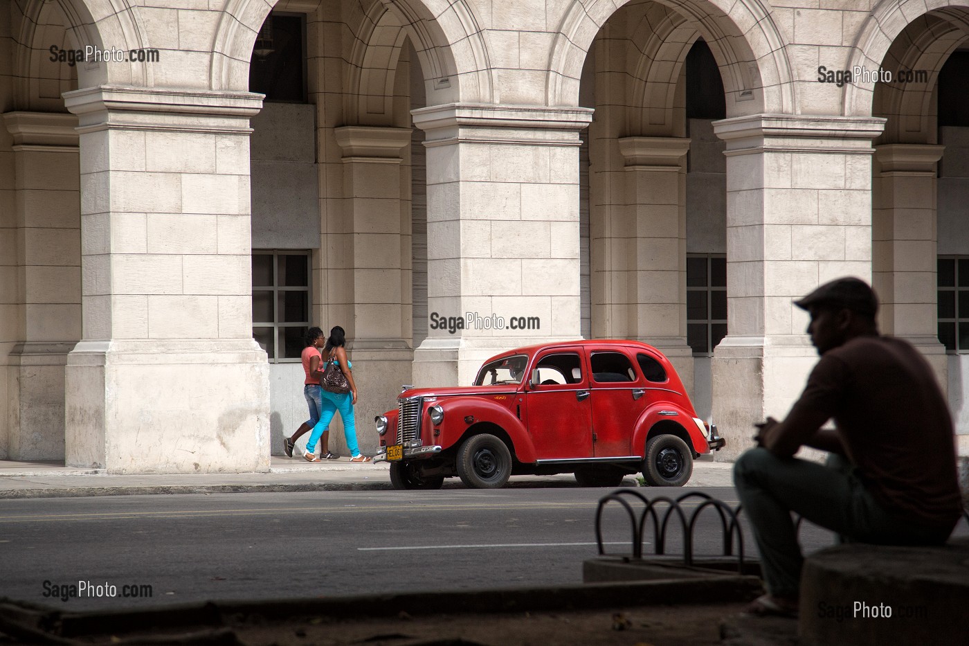 VIEILLE VOITURE AMERICAINE, SCENE DE RUE, CALLE OBRAPIA, HAVANE, CUBA, CARAIBES 