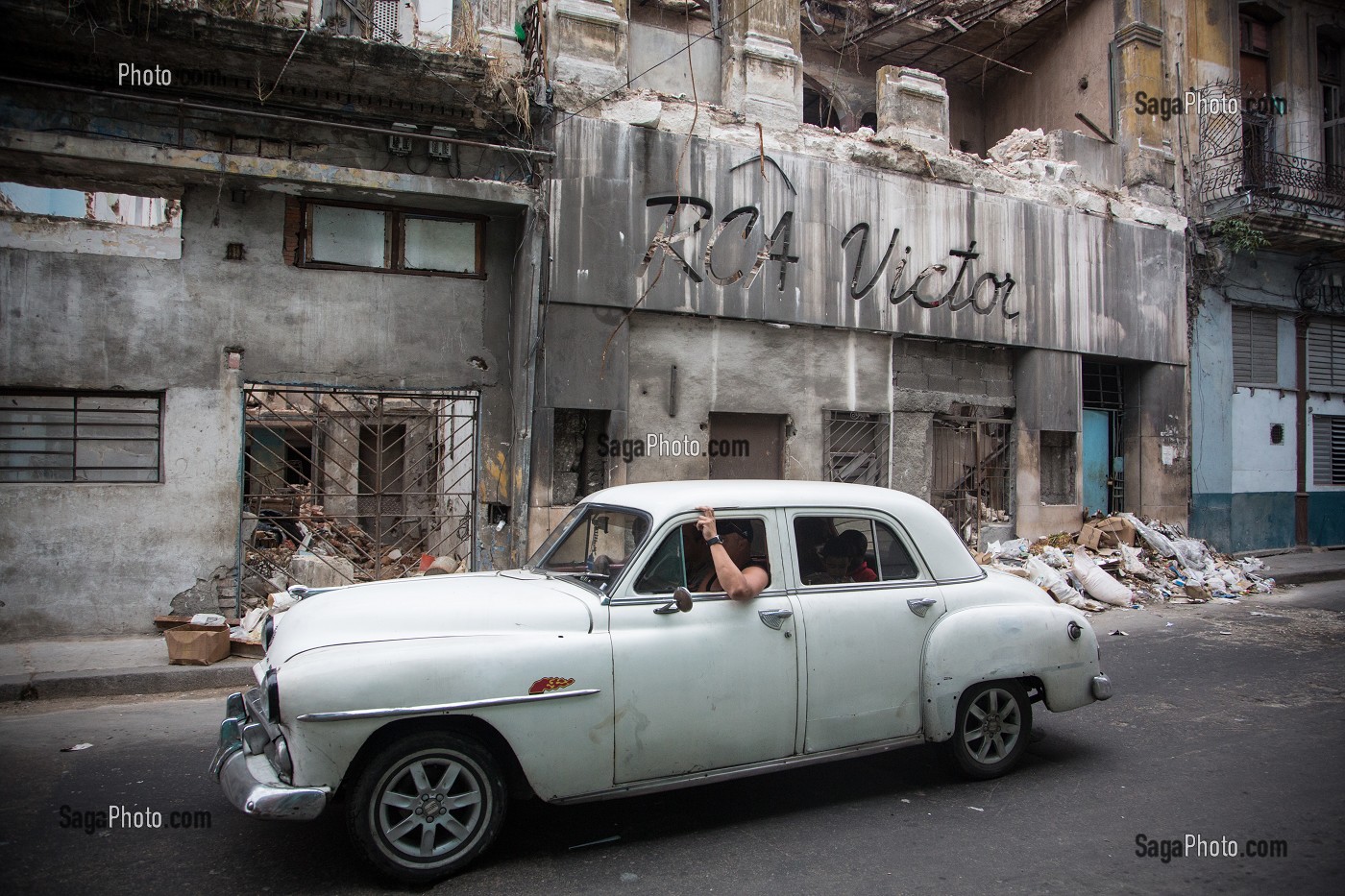 TOURISTES VISITANT LA VILLE DANS UNE VIEILLE VOITURE AMERICAINE, LA HAVANE, CUBA, CARAIBES 