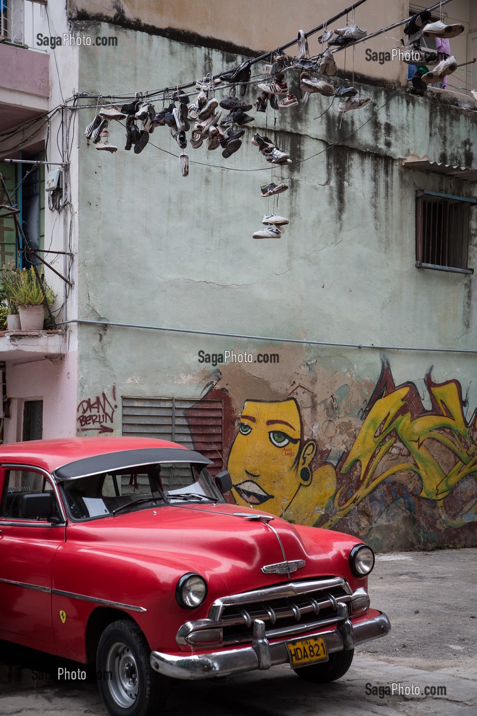 VIEILLE VOITURE AMERICAINE PASSANT SOUS DES CHAUSSURES ACCROCHEES SUR LES FILS ELECTRIQUES, RUE JUAN DE DIOS, LA HAVANE, CUBA, CARAIBES 