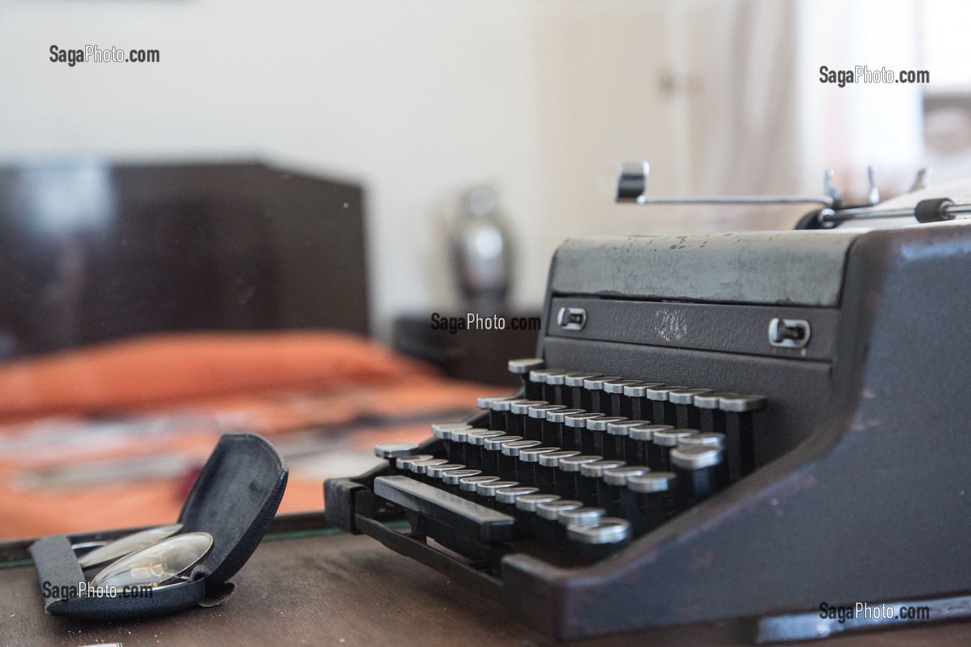 LUNETTES ET MACHINE A ECRIRE D'ERNEST HEMINGWAY (1899-1961), ECRIVAIN ET JOURNALISTE AMERICAIN, CHAMBRE 511 DE L'HOTEL AMBOS MUNDOS OU IL VECUT DANS LES ANNEES 30, CALLE DEL OBISPO, HABANA VIEJA, LA HAVANE, CUBA, CARAIBES 