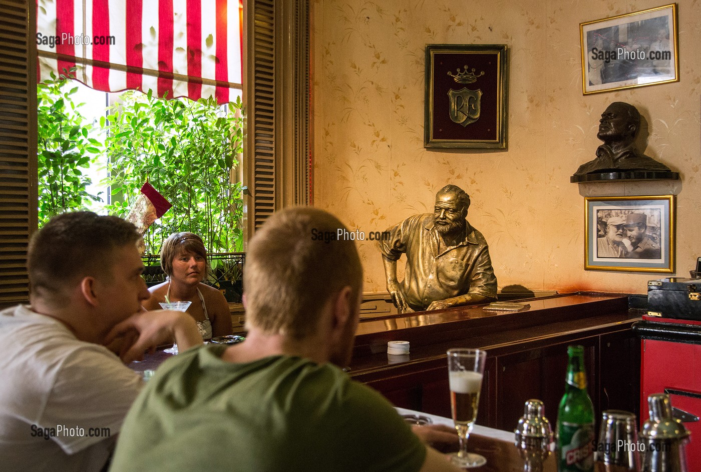 STATUE ET PHOTOS D'ERNEST HEMINGWAY (1899-1961), ECRIVAIN ET JOURNALISTE AMERICAIN, DANS LE BAR EL FLORIDITA OU IL BUVAIT SON DAIQUIRI PREFERE, CALLE DEL OBISPO, HABANA VIEJA, LA HAVANE, CUBA, CARAIBES 